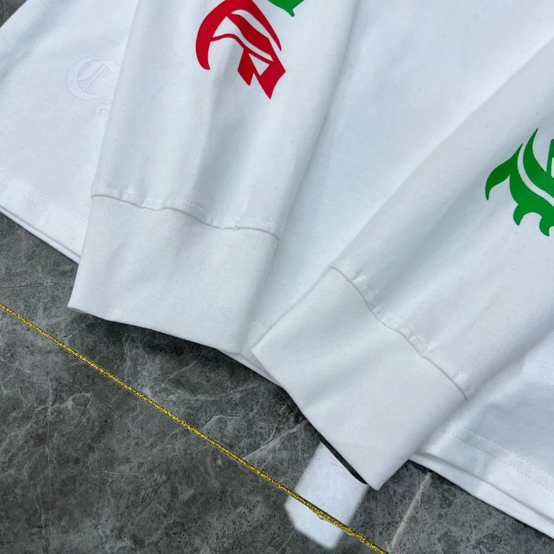 P160 Chrome Hearts long T series is available at the counter simultaneously. Chrome’s classic colorful phantom cross letter flower arm length T. Imported environmentally friendly glue printing and dyeing. Specially customized original 1:1 high weight comfortable fabric. 🌈Recommended colors: black white 🌈Cardage: S, M, L, XL